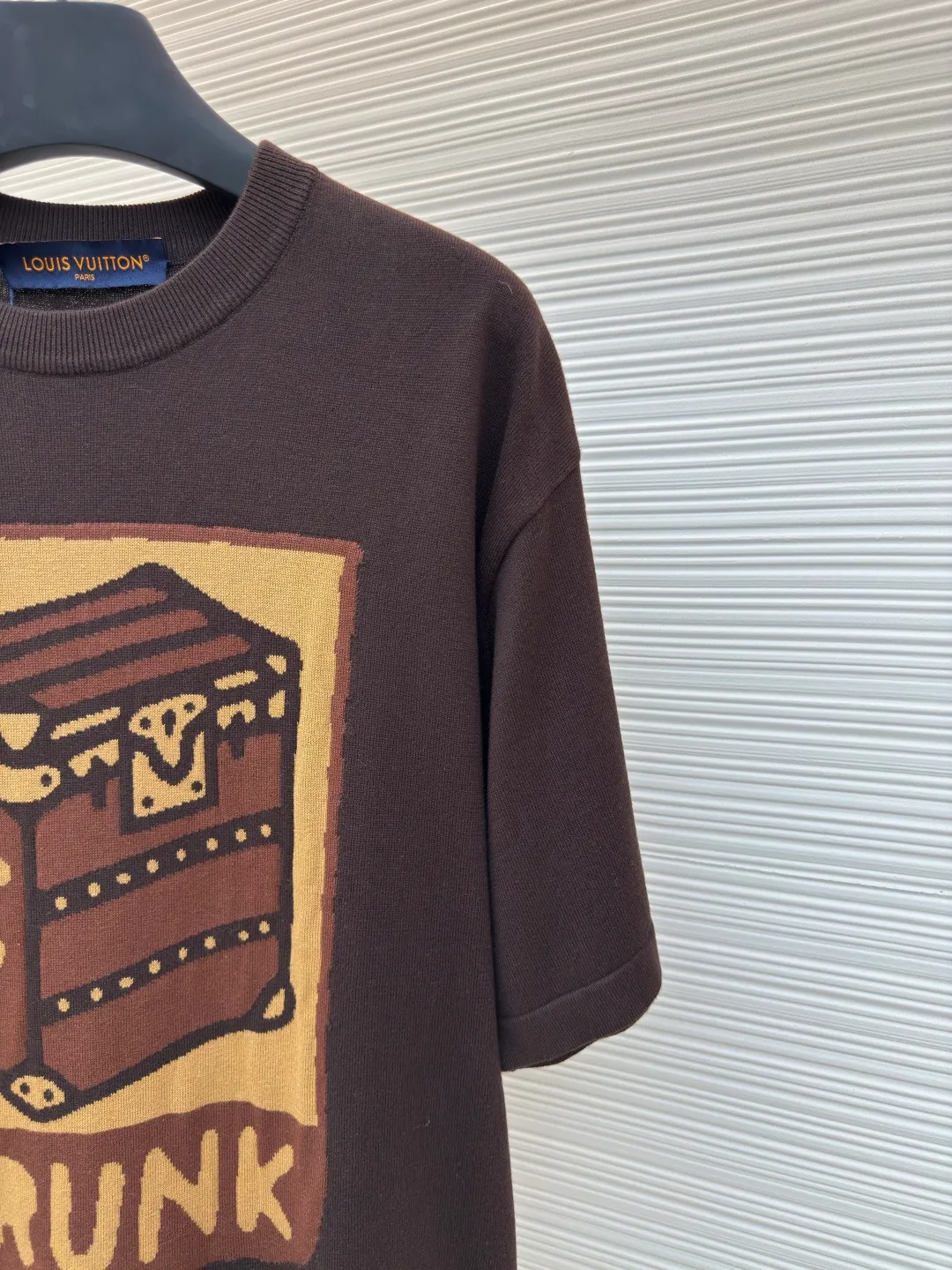 LOUIS VUITTON Hard box floral woolen T-shirt ●Authentic product: Purchased and developed for 7599 ●Item number: 1680183-A55 ●Fabric: combed cotton fabric ●Technology: woven ●Version: fitted version ●Weight: about 315 grams ●Size: XS-S-M-L ●Description: The wool is made of fully refined 100% cotton yarn, which is colored and dyed according to the original version. The experienced painter manually counts 13095 pinholes according to the original 1:1 fine pattern. It is truly perfect 1:1. It is woven using the latest wool hanging machine. During the weaving, 13 sand spits alternate back and forth. During weaving, the number of knitting lines on a single front garment is as high as 4352. There are so many knots in the newly woven garments that it requires manual thread picking, knotting inspection, and random inspection before seam picking. The original main mark, wash mark, details including the height of the wash mark, stitching method, and final ironing are all inspected before packaging and shipment. The overall wiring is straight and delicate, the fabric is comfortable and soft, and the color is consistent without color difference. It can be matched with the same style to create a fashionable look and control various occasions. Customized accessories, complete with three standards, same style for men and women!